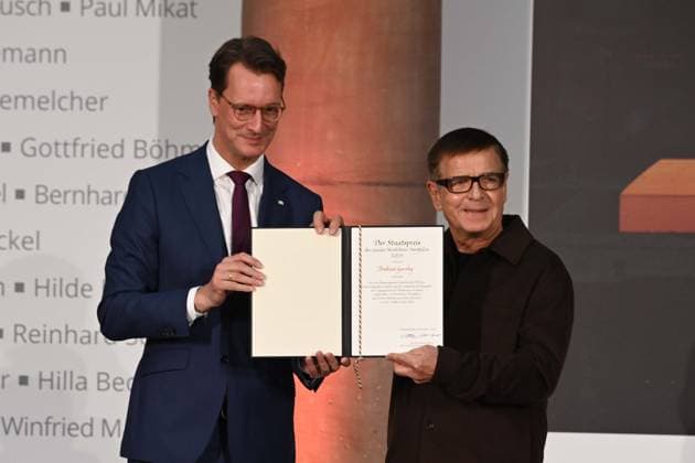 f l Hendrik WUEST, Wüst, CDU, State Premier of North Rhine-Westphalia, awards the NRW State Prize to Andreas GURSKY, photographer, presentation of the North Rhine-Westphalia State Prize in Duesseldorf on 04 11 2025