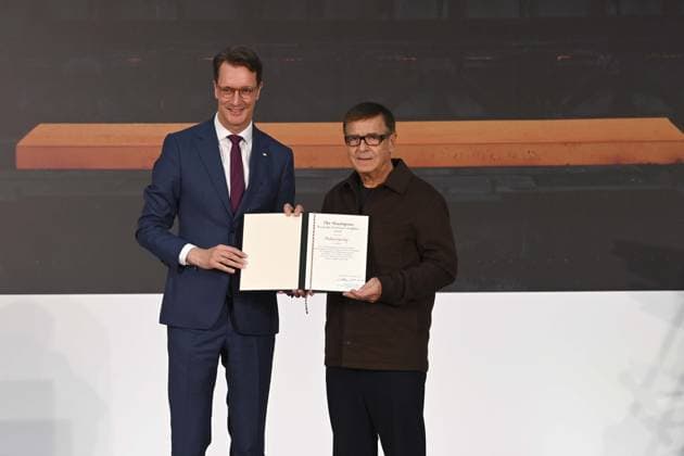 f l Hendrik WUEST, Wüst, CDU, State Premier of North Rhine-Westphalia, awards the NRW State Prize to Andreas GURSKY, photographer, presentation of the North Rhine-Westphalia State Prize in Duesseldorf on 04 11 2025