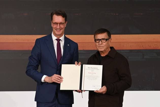f l Hendrik WUEST, Wüst, CDU, State Premier of North Rhine-Westphalia, awards the NRW State Prize to Andreas GURSKY, photographer, presentation of the North Rhine-Westphalia State Prize in Duesseldorf on 04 11 2025