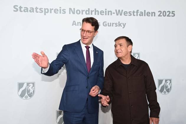 f l Hendrik WUEST, Wüst, CDU, State Premier of North Rhine-Westphalia, Andreas GURSKY, photographer, Presentation of the State Prize of North Rhine-Westphalia in Duesseldorf on 04 11 2025