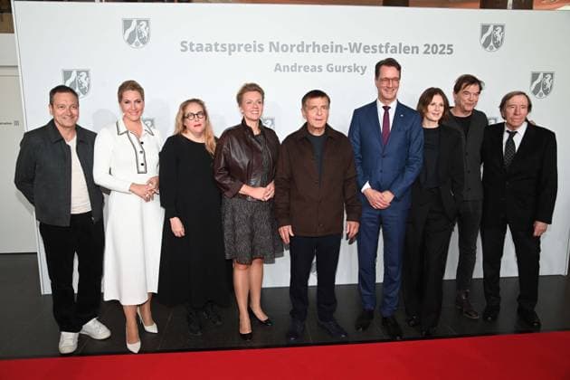 from left Dieter NUHR, Judith RAKERS, Susanne PFEFFER, IB , Andreas GURSKY, photographer, Hendrik WUEST, Wüst, CDU, State Premier of North Rhine-Westphalia, Annika GURSKY Franz, CAMPINO, Guenter NETZER, Award of the State Prize of North Rhine-Westphalia in Duesseldorf on 04 11 2025