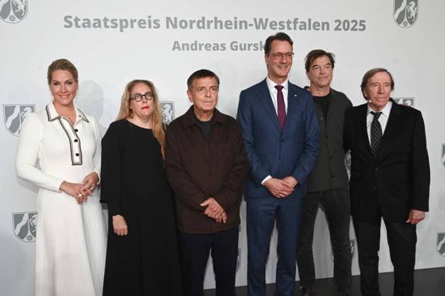 from l RAKERS, Susanne PFEFFER, Andreas GURSKY, photographer, Hendrik WUEST, Wüst, CDU, State Premier of North Rhine-Westphalia, , CAMPINO, Guenter NETZER, Presentation of the State Prize of North Rhine-Westphalia in Duesseldorf on 04 11 2025