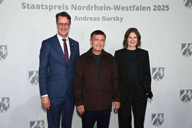 from l Hendrik WUEST, Wüst, CDU, State Premier of North Rhine-Westphalia, Andreas GURSKY, photographer, Annika GURSKY Franz, presentation of the State Prize of North Rhine-Westphalia in Duesseldorf on 04 11 2025