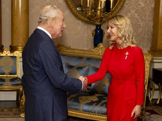 . 04 11 2025. London, United Kingdom. King Charles III receives Wendy Lisogar-Cocchia, Lieutenant Governor of British Columbia, during an audience at Buckingham Palace in London.  xPoolx xi-Imagesx IIM-26352-0001