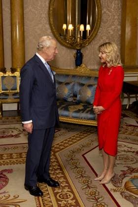 . 04 11 2025. London, United Kingdom. King Charles III receives Wendy Lisogar-Cocchia, Lieutenant Governor of British Columbia, during an audience at Buckingham Palace in London.  xPoolx xi-Imagesx IIM-26352-0003