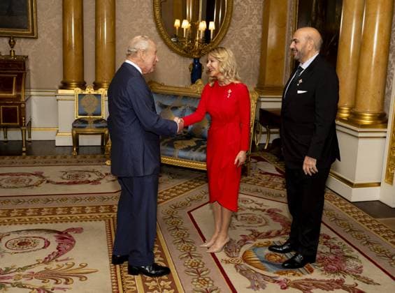 . 04 11 2025. London, United Kingdom. King Charles III receives Wendy Lisogar-Cocchia, Lieutenant Governor of British Columbia, during an audience at Buckingham Palace in London.  xPoolx xi-Imagesx IIM-26352-0005