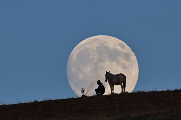 Full moon in Van VAN, TURKIYE - NOVEMBER 04: A view of full moon in Van, Turkiye on November 04, 2025. Ali Ihsan Ozturk Anadolu Van Turkey. Editorial use only. Please get in touch for any other usage.  Copyright: x2025xAnadoluxAlixIhsanxOzturkx