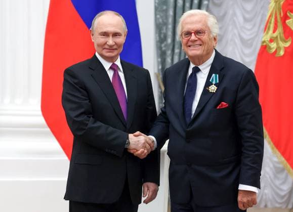 Russia Putin State Awards Presentation 9040208 04.11.2025 Russian President Vladimir Putin awards German pianist Justus Frantz with the Order of Friendship during a ceremony to present state decorations and presidential prizes for contribution to strengthening Russia s national unity at the Kremlin in Moscow, Russia. Vyacheslav Prokofyev Sputnik Moscow Russia  Copyright: xVyacheslavxProkofyevx