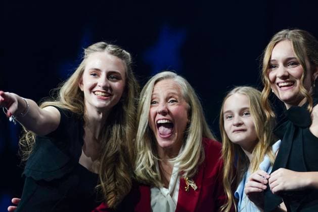 News Bilder des Tages Entertainment Bilder des Tages Virginia Democratic gubernatorial candidate Abigail Spanberger celebrates with her daughters Charlotte (L), Catherine (2nd R) and Claire after defeating Republican Winsome Earle-Sears to win the race for Virginia governor, in Richmond, Virginia, on Tuesday, November 4, 2025. Spanberger will become the first-ever woman to hold the Virginia governor s office.  RIC20251104801 BONNIExCASH