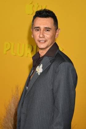LOS ANGELES, CALIFORNIA - NOVEMBER 04: Carlos-Manuel Vesga at the Apple TV world premiere of Pluribus at DGA Theater Complex on November 04, 2025 in Los Angeles, California Copyright: xJeffreyxMayerx xMediaPunchx