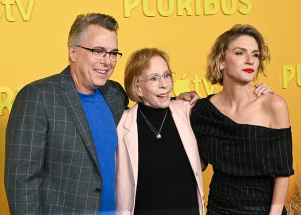 November 4, 2025, Hollywood, California, USA: VINCE GILLIGAN, CAROL BURNETT and RHEA SEEHORN attend the Red Carpet World Premiere Of Apple TV+ s Pluribus Hollywood USA - ZUMAb173 20251104_aap_b173_032 Copyright: xBillyxBennightx