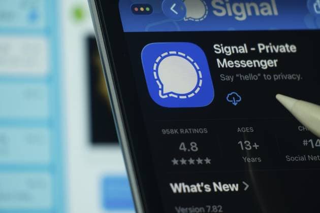Dhaka, Bangladesch — 24. Oktober 2025: Ein iPad Bildschirm, auf dem die Signal App im App Store angezeigt wird Dhaka, Bangladesh- 24 Oct 2025: A iPad screen displaying the Signal app on App store Copyright: imageBROKER MojahidxMottakin iblmmo15560143.jpg