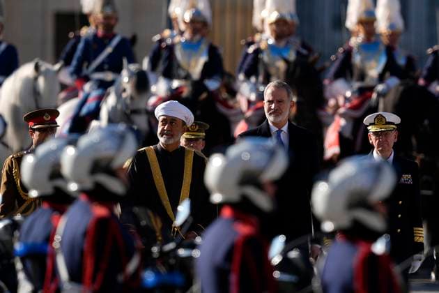 State Visit of Sultan of Oman - Spain King Felipe VI of Spain (r) receives His Majesty Sultan Haitham Bin Tariq, Sultan of Oman. attending a meeting as part of the State Visit of His Majesty Sultan Haitham Bin Tarik at the Royal Palace in Madrid, Spain on November 4, 2025 Photo by Acero ALTERPHOTOS ABACAPRESS.COM Madrid Spain  Copyright: xAcero AlterPhotos ABACAx