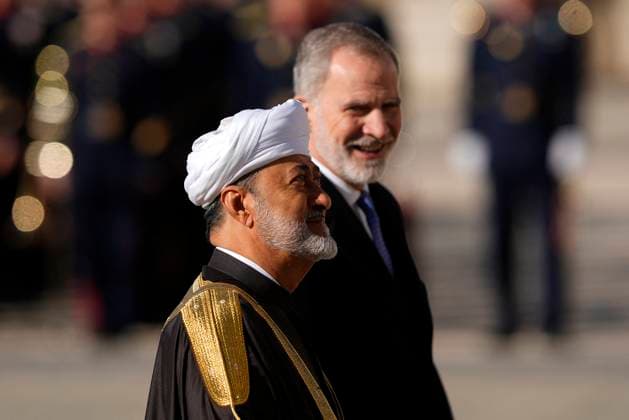 State Visit of Sultan of Oman - Spain King Felipe VI of Spain (r) receives His Majesty Sultan Haitham Bin Tariq, Sultan of Oman. attending a meeting as part of the State Visit of His Majesty Sultan Haitham Bin Tarik at the Royal Palace in Madrid, Spain on November 4, 2025 Photo by Acero ALTERPHOTOS ABACAPRESS.COM Madrid Spain  Copyright: xAcero AlterPhotos ABACAx