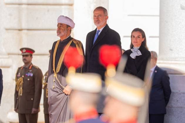State Visit of Sultan of Oman - Spain King Felipe VI of Spain (c) and Queen Letizia of Spain (r) receive His Majesty Sultan Haitham Bin Tariq, Sultan of Oman. attending a meeting as part of the State Visit of His Majesty Sultan Haitham Bin Tarik at the Royal Palace in Madrid, Spain on November 4, 2025 Photo by Acero ALTERPHOTOS ABACAPRESS.COM Madrid Spain  Copyright: xAcero AlterPhotos ABACAx