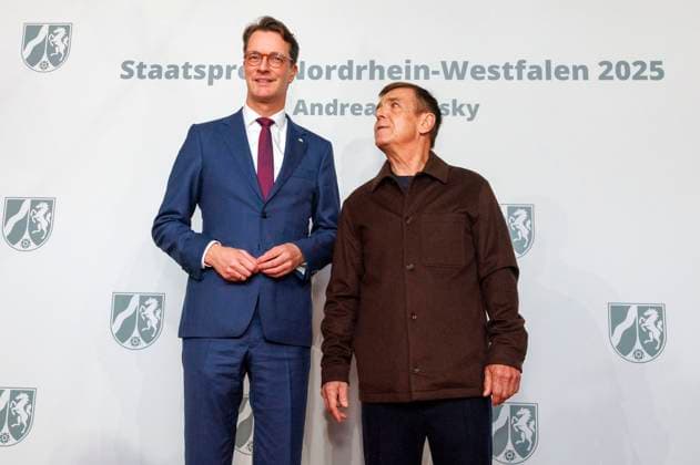 Hendrik Wüst and Andreas Gursky at the presentation of the State Prize of North Rhine-Westphalia 2025 to photographer Andreas Gursky at K21 Düsseldorf, 04 11 2025 Foto:xO.xLangelx xFuturexImagex staatspreis_5110