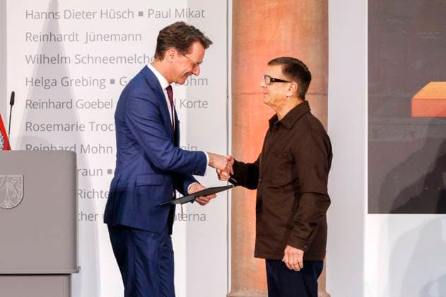Hendrik Wüst and Andreas Gursky at the presentation of the State Prize of North Rhine-Westphalia 2025 to photographer Andreas Gursky at K21 Düsseldorf, 04 11 2025 Foto:xO.xLangelx xFuturexImagex staatspreis_5132