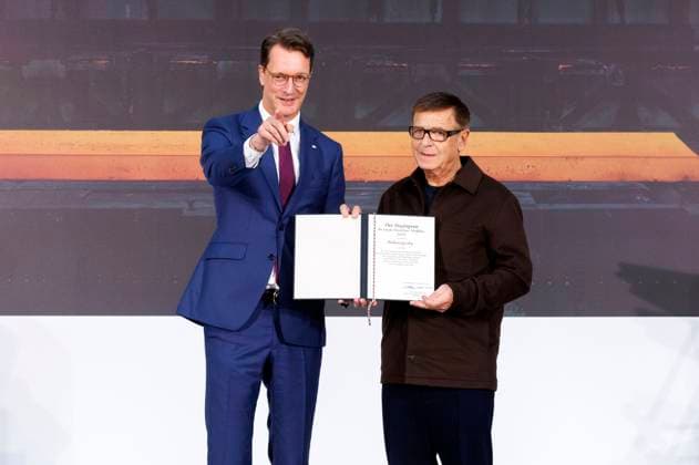 Entertainment Bilder des Tages Hendrik Wüst und Andreas Gursky bei der Verleihung des Staatspreises des Landes Nordrhein-Westfalen 2025 an Fotograf Andreas Gursky im K21. Düsseldorf, 04.11.2025 *** Hendrik Wüst and Andreas Gursky at the presentation of the State Prize of North Rhine-Westphalia 2025 to photographer Andreas Gursky at K21 Düsseldorf, 04 11 2025 Foto:xO.xLangelx xFuturexImagex staatspreis_5135