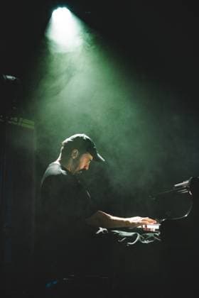 Entertainment Bilder des Tages Grandbrothers live in Copenhagen, Denmark Copenhagen, Denmark. 04th, November 2025. The German-Swiss musical duo Grandbrothers performs a live concert at VEGA in Copenhagen. Here musician Erol Sarp is seen live on stage. Denmark, Copenhagen  Copyright: xGonzalesxPhoto PeterxTroestx