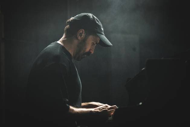 Grandbrothers live in Copenhagen, Denmark Copenhagen, Denmark. 04th, November 2025. The German-Swiss musical duo Grandbrothers performs a live concert at VEGA in Copenhagen. Here musician Erol Sarp is seen live on stage. Denmark, Copenhagen  Copyright: xGonzalesxPhoto PeterxTroestx