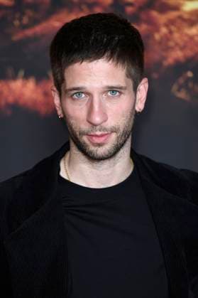 Slavko Popadic at the premiere of the ARD mini-series Schwarzes Gold in the Kuppelsaal Hanover, 04 11 2025 Foto:xC.xNiehausx xFuturexImagex gold_5102