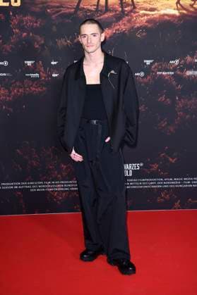 Daniil Kremkin at the premiere of the ARD mini-series Schwarzes Gold in the Kuppelsaal Hanover, 04 11 2025 Foto:xC.xNiehausx xFuturexImagex gold_5104