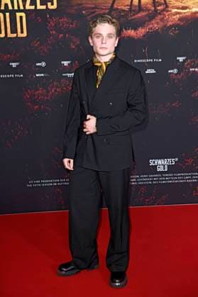 Julius Henri Busch at the premiere of the ARD mini-series Schwarzes Gold in the Kuppelsaal Hanover, 04 11 2025 Foto:xC.xNiehausx xFuturexImagex gold_5108