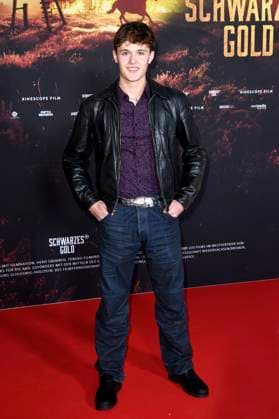 Leo Knizka at the premiere of the ARD mini-series Schwarzes Gold in the Kuppelsaal Hanover, 04 11 2025 Foto:xC.xNiehausx xFuturexImagex gold_5109