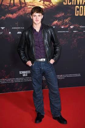 Leo Knizka at the premiere of the ARD mini-series Schwarzes Gold in the Kuppelsaal Hanover, 04 11 2025 Foto:xC.xNiehausx xFuturexImagex gold_5110
