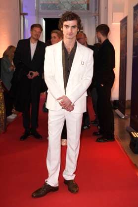 Aaron Hilmer at the premiere of the ARD mini-series Schwarzes Gold in the Kuppelsaal Hanover, 04 11 2025 Foto:xC.xNiehausx xFuturexImagex gold_5115