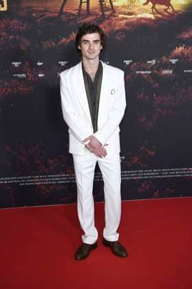 Aaron Hilmer at the premiere of the ARD mini-series Schwarzes Gold in the Kuppelsaal Hanover, 04 11 2025 Foto:xC.xNiehausx xFuturexImagex gold_5116