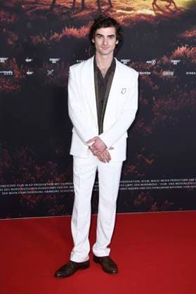 Aaron Hilmer at the premiere of the ARD mini-series Schwarzes Gold in the Kuppelsaal Hanover, 04 11 2025 Foto:xC.xNiehausx xFuturexImagex gold_5117
