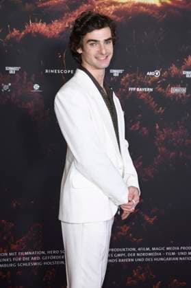 Aaron Hilmer at the premiere of the ARD mini-series Schwarzes Gold in the Kuppelsaal Hanover, 04 11 2025 Foto:xC.xNiehausx xFuturexImagex gold_5118