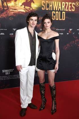 Aaron Hilmer and Harriet Herbig Matten at the premiere of the ARD mini-series Schwarzes Gold in the Kuppelsaal Hanover, 04 11 2025 Foto:xC.xNiehausx xFuturexImagex gold_5119