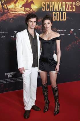 Aaron Hilmer and Harriet Herbig Matten at the premiere of the ARD mini-series Schwarzes Gold in the Kuppelsaal Hanover, 04 11 2025 Foto:xC.xNiehausx xFuturexImagex gold_5120