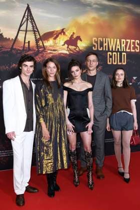 Aaron Hilmer, Jessica Schwarz, Harriet Herbig Matten, Tom Wlaschiha and Lena Urzendowsky at the premiere of the ARD mini-series Schwarzes Gold in the Kuppelsaal Hanover, 04 11 2025 Foto:xC.xNiehausx xFuturexImagex gold_5124