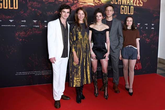 Aaron Hilmer, Jessica Schwarz, Harriet Herbig Matten, Tom Wlaschiha and Lena Urzendowsky at the premiere of the ARD mini-series Schwarzes Gold in the Kuppelsaal Hanover, 04 11 2025 Foto:xC.xNiehausx xFuturexImagex gold_5125