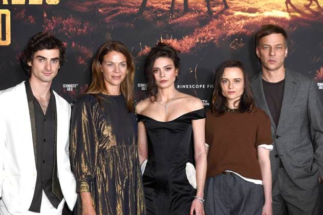 Aaron Hilmer, Jessica Schwarz, Harriet Herbig Matten, Lena Urzendowsky and Tom Wlaschiha at the premiere of the ARD miniseries Schwarzes Gold in the Kuppelsaal Hanover, 04 11 2025 Foto:xC.xNiehausx xFuturexImagex gold_5126