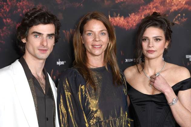 Aaron Hilmer, Jessica Schwarz and Harriet Herbig Matten at the premiere of the ARD mini-series Schwarzes Gold in the Kuppelsaal Hanover, 04 11 2025 Foto:xC.xNiehausx xFuturexImagex gold_5129