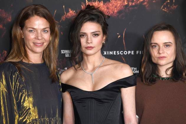 Jessica Schwarz, Harriet Herbig Matten and Lena Urzendowsky at the premiere of the ARD mini-series Schwarzes Gold in the Kuppelsaal Hanover, 04 11 2025 Foto:xC.xNiehausx xFuturexImagex gold_5130