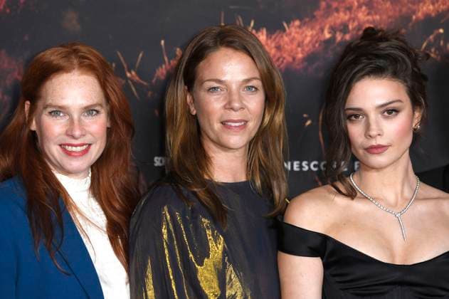 Henny Reents, Jessica Schwarz and Harriet Herbig Matten at the premiere of the ARD mini-series Schwarzes Gold in the Kuppelsaal Hanover, 04 11 2025 Foto:xC.xNiehausx xFuturexImagex gold_5131