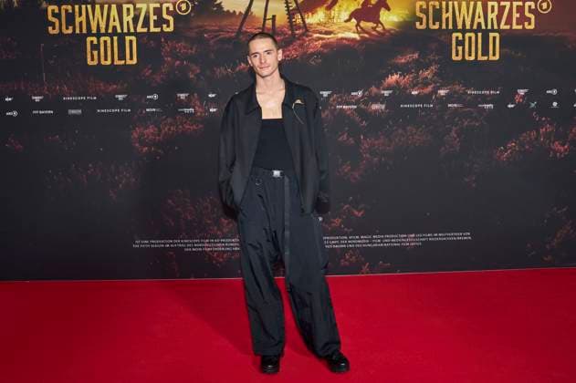 Daniil Kremkin at the premiere of the ARD mini-series Schwarzes Gold in the Kuppelsaal Hanover, 04 11 2025 Foto:xU.xStammx xFuturexImagex gold_5165