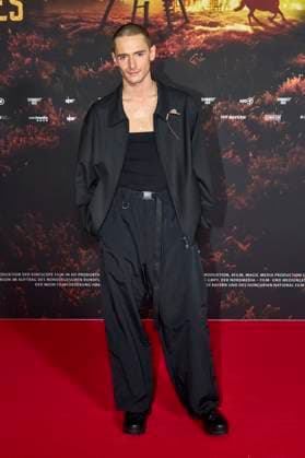 Daniil Kremkin at the premiere of the ARD mini-series Schwarzes Gold in the Kuppelsaal Hanover, 04 11 2025 Foto:xU.xStammx xFuturexImagex gold_5166