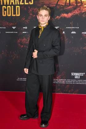 Julius Henri Busch at the premiere of the ARD mini-series Schwarzes Gold in the Kuppelsaal Hanover, 04 11 2025 Foto:xU.xStammx xFuturexImagex gold_5169