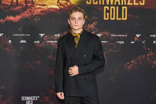 Julius Henri Busch at the premiere of the ARD mini-series Schwarzes Gold in the Kuppelsaal Hanover, 04 11 2025 Foto:xU.xStammx xFuturexImagex gold_5170