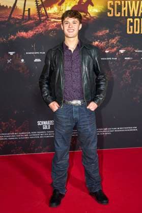 Leo Knizka at the premiere of the ARD mini-series Schwarzes Gold in the Kuppelsaal Hanover, 04 11 2025 Foto:xU.xStammx xFuturexImagex gold_5171
