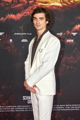 Aaron Hilmer at the premiere of the ARD mini-series Schwarzes Gold in the Kuppelsaal Hanover, 04 11 2025 Foto:xU.xStammx xFuturexImagex gold_5176
