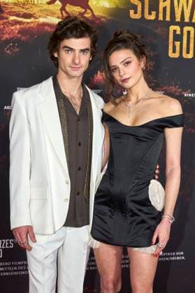 Aaron Hilmer and Harriet Herbig Matten at the premiere of the ARD mini-series Schwarzes Gold in the Kuppelsaal Hanover, 04 11 2025 Foto:xU.xStammx xFuturexImagex gold_5180