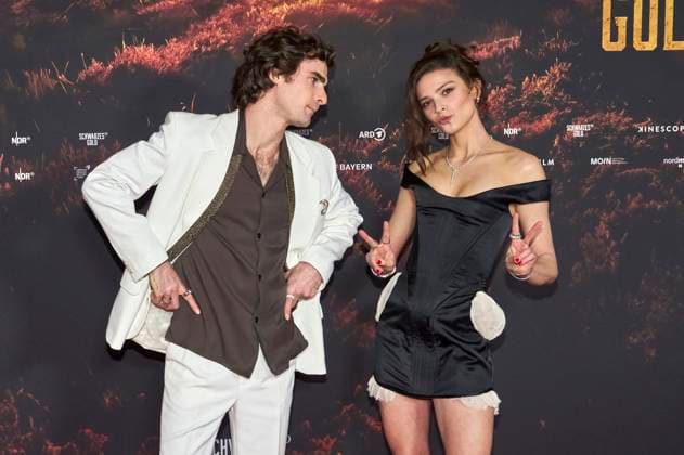 Aaron Hilmer and Harriet Herbig Matten at the premiere of the ARD mini-series Schwarzes Gold in the Kuppelsaal Hanover, 04 11 2025 Foto:xU.xStammx xFuturexImagex gold_5181