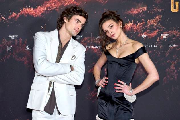 Aaron Hilmer and Harriet Herbig Matten at the premiere of the ARD mini-series Schwarzes Gold in the Kuppelsaal Hanover, 04 11 2025 Foto:xU.xStammx xFuturexImagex gold_5183